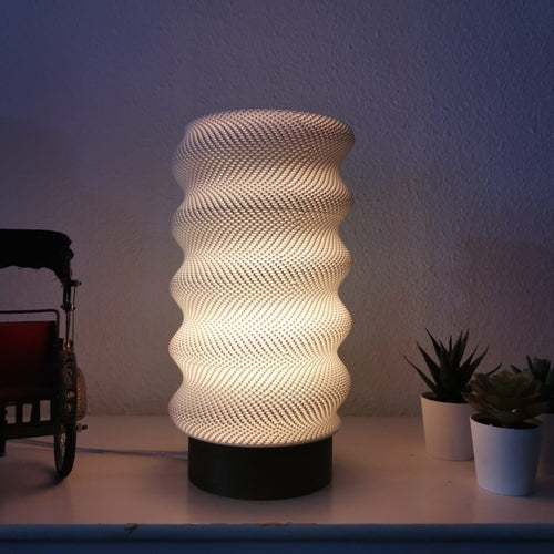Lampada da Tavolo Lumina Twist – Scultura Spirale 3D